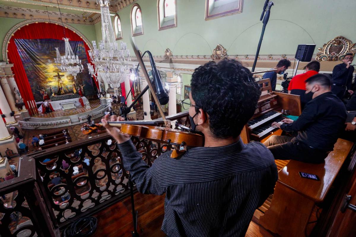 El uso del tapabocas y el distanciamiento entre los pocos que pudieron ingresar al templo fue una nota destacada entre los feligreses. Foto: Manuel Saldarriaga Quintero.