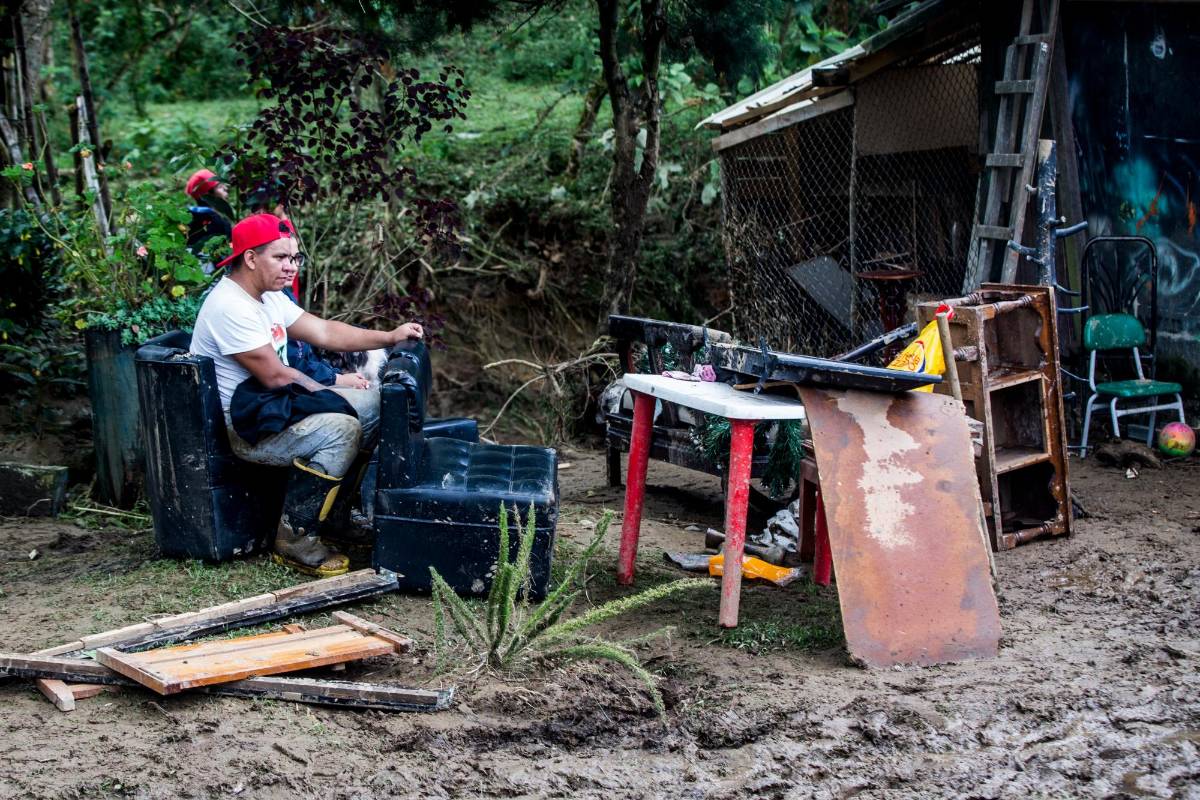 Creciente de la quebrada La Agudelo inundó los sectores de El Pino, La Acuarela, El Portón y el coliseo Carlos Mauro Hoyos. Foto Julio Herrera