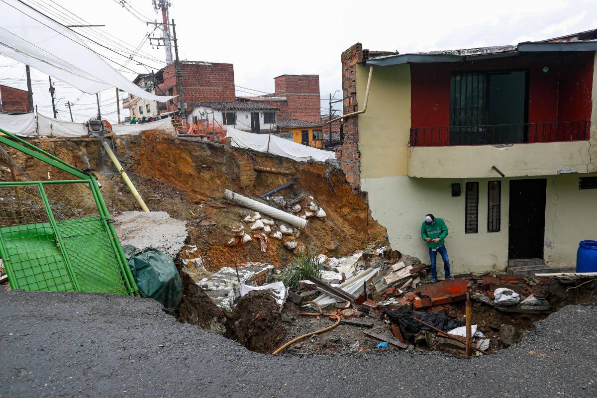 El enorme agujero resultante de esta situación aumenta con cada aguacero y creciente del afluente. Foto: MANUEL SALDARRIAGA QUINTERO.