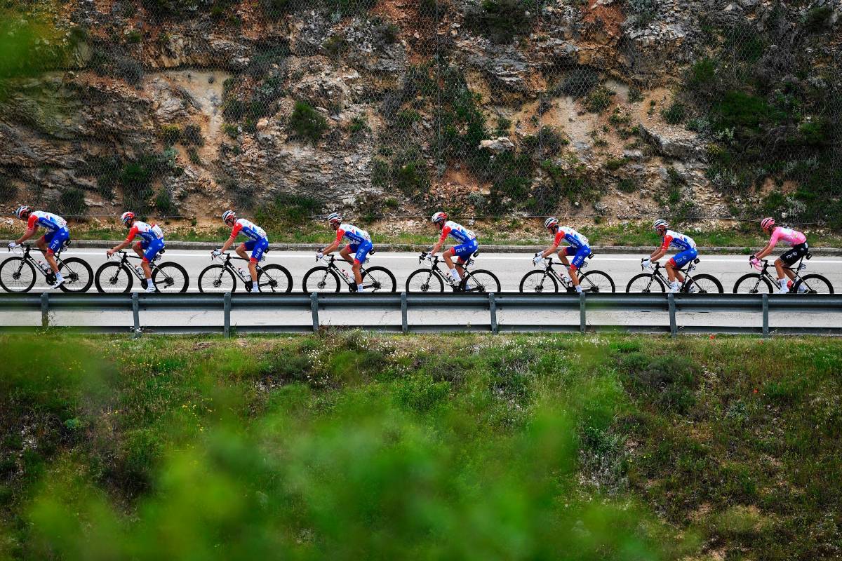 Son varios los ciclistas que están en la carpeta de jóvenes revelaciones que estarán en el Giro de Italia y que lucharán por la camiseta blanca. Entre ellos está Egan Bernal (Ineos), quien también está entre los candidatos a portar la camiseta rosa de líder de la general. Foto : Getty