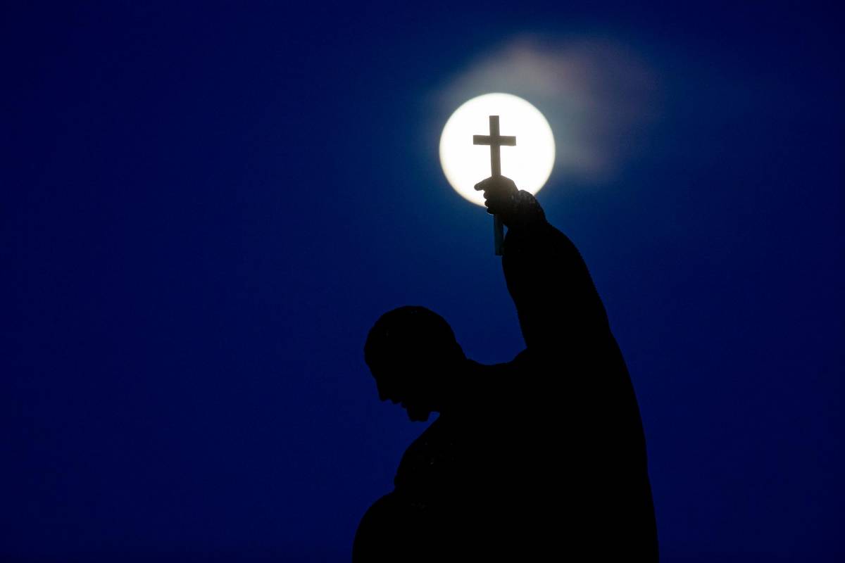 Se conocen como superlunas las lunas llenas que parecen más grandes y brillantes en el cielo porque están más cercanas de la Tierra. Permite obtener imágenes espectaculares. Foto EFE
