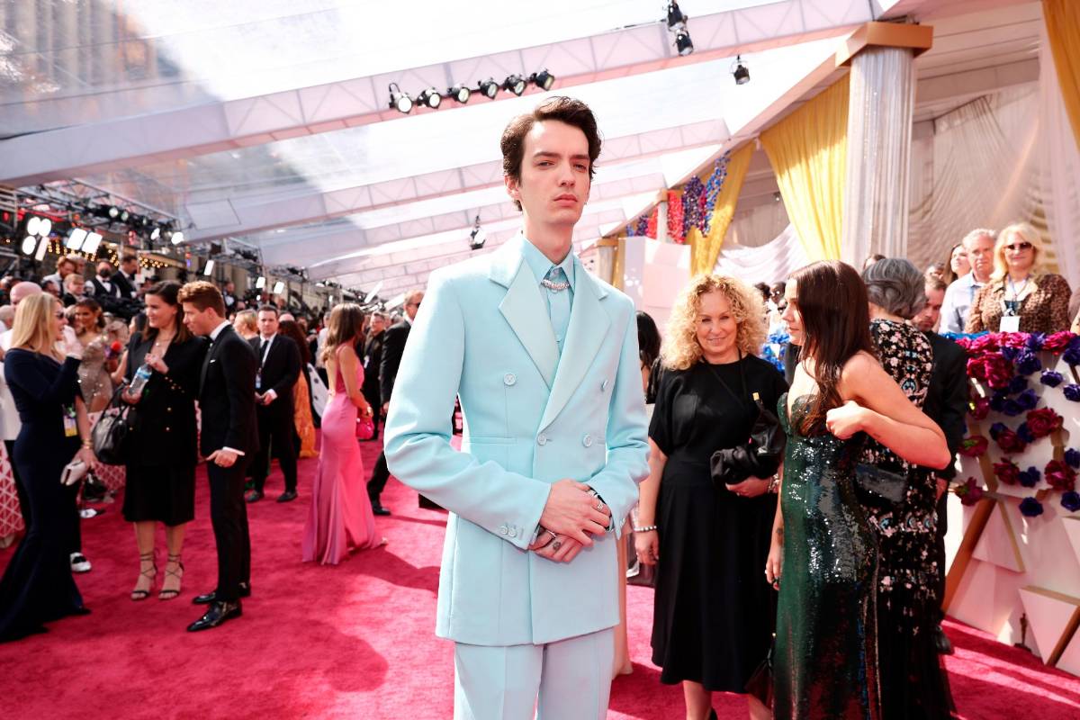 El nominado a Mejor Actor de Reparto, Kodi Smith-McPhee de El poder del Perro llegó también en tono paste. FOTO Getty