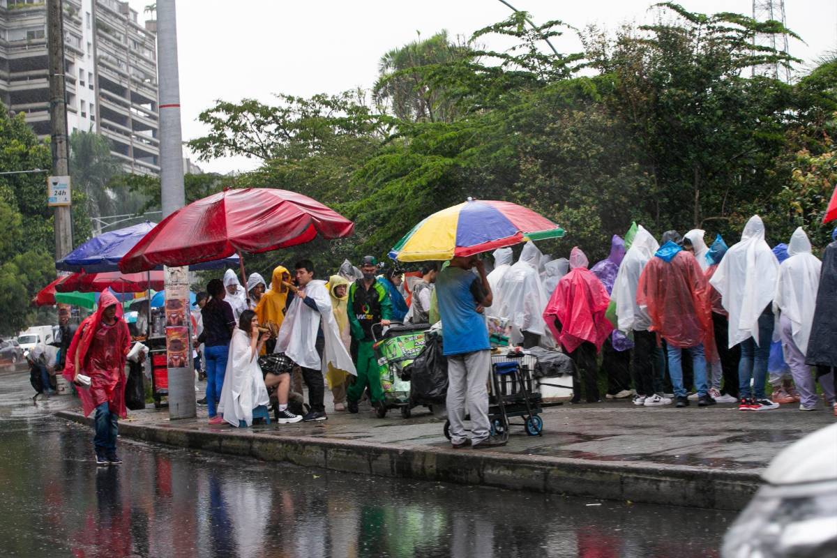 La fila le daba la vuelta al estadio Atanasio Girardot. FOTO Esneyder Gutiérrez