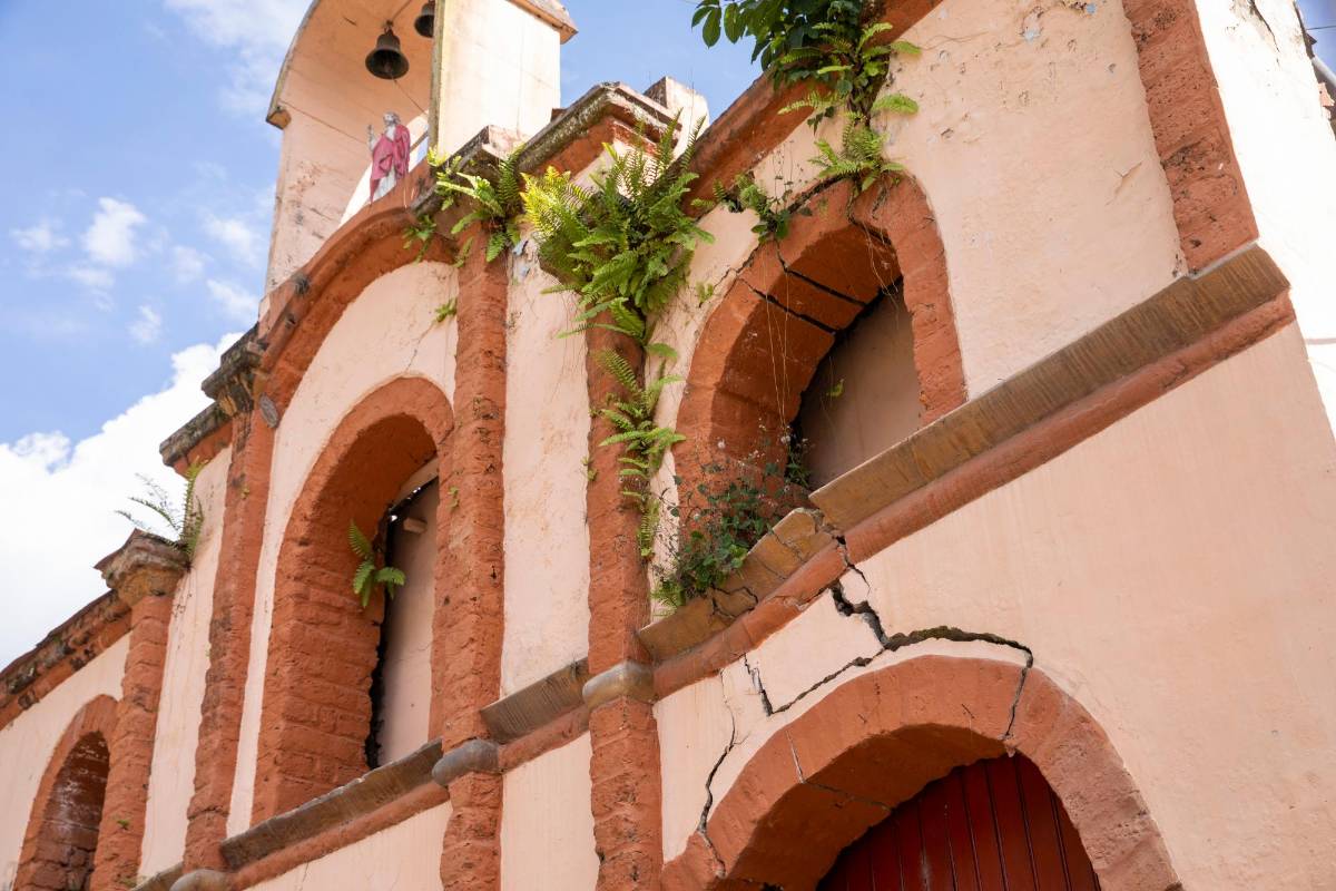 Ubicada a un lado de la carretera que lleva al Suroeste, la capilla ha sido testigo silenciosa de la historia de la zona y de cómo el sector paso del esplendor que trajo el tren al olvido. Foto: Carlos Velásquez Foto: Carlos Velásquez