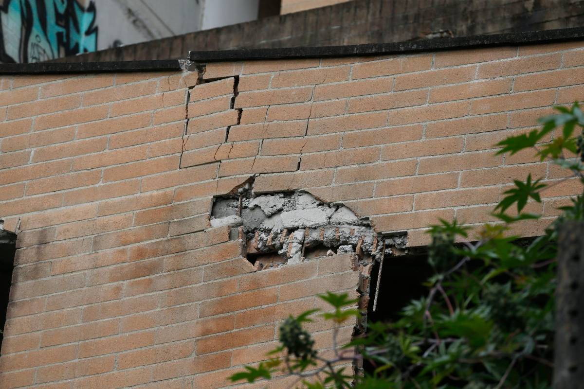 En algunos puntos, los muros ya se ven inclinados y con grietas. Foto: Esneyder Gutiérrez. 