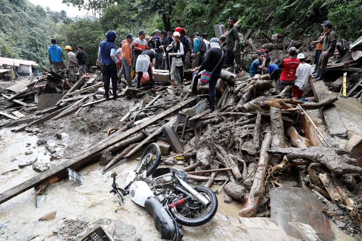 Las autoridades regionales, en compañía de los equipos de bomberos y personal de la mina El Porvenir, de donde provenían las víctimas, trabajan en la remoción de escombros. Foto: Manuel Saldarriaga