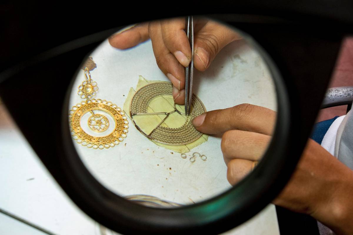 La filigrana es el arte de hacer joyas con hilos de plata u oro. Los artesanos joyeros de Mompox se han vuelto expertos en esta tradición. Foto: Jaime Pérez. 
