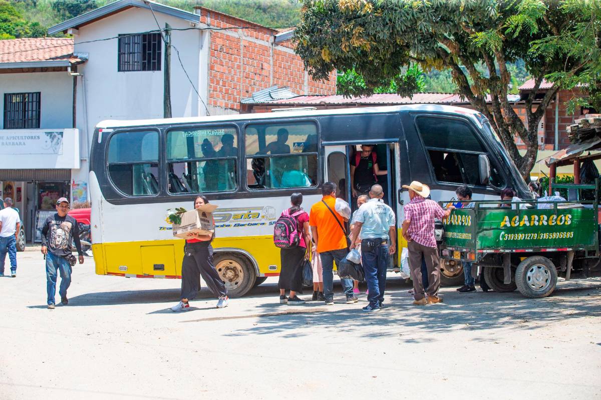 Los habitantes deben hacer transbordo para pasar al otro lado y llegar a Santa Bárbara, lo que complica sus vidas y también las encarece. Foto: Esneyder Gutiérrez 