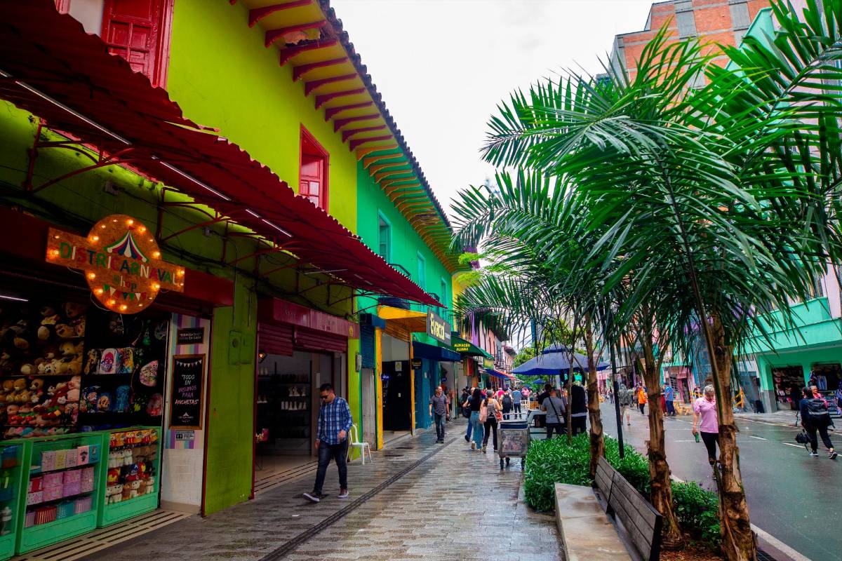 Según el balance que arrojó una encuesta de la Alcaldía de Medellín, el 52% de los negocios del sector manifestaron que sus ventas y cantidad de visitantes aumentaron. Foto: Camilo Suárez Echeverry