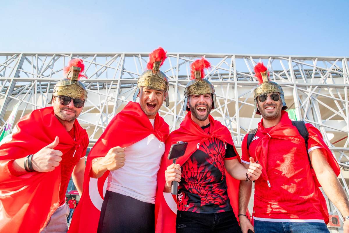 Sombreros, capas, pintura, pelucas, son algunos de los elementos que han usado los hinchas para apoyar a sus selecciones en el Mundial de Qatar. FOTO: JUAN ANTONIO SÁNCHEZ 