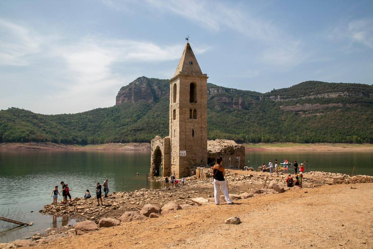 En Vilanova de Sau, España, la sequía en el embalse de Sau, dejó al descubierto una iglesia del siglo XI. Foto: Getty