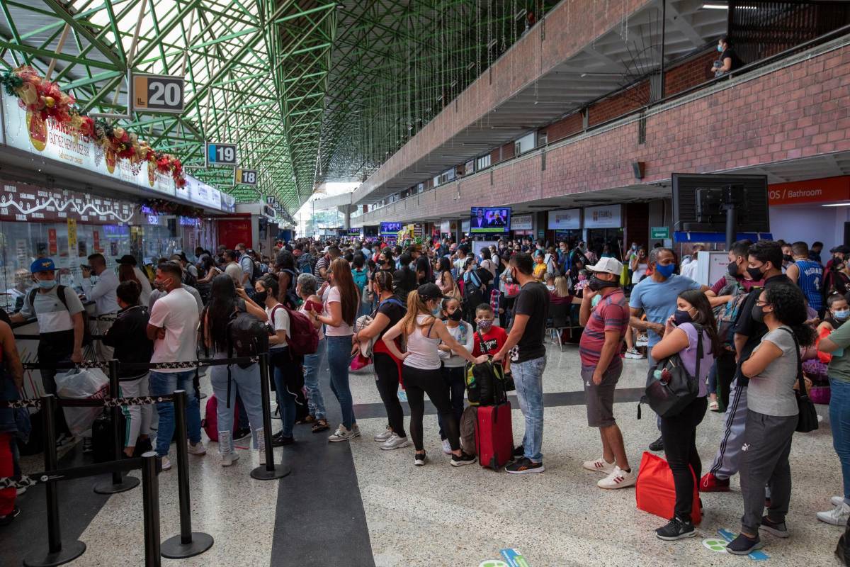 Mucha afluencia de viajeros y algunos tumultos se han presentado en la Terminal del Norte. Foto : Edwin Bustamante