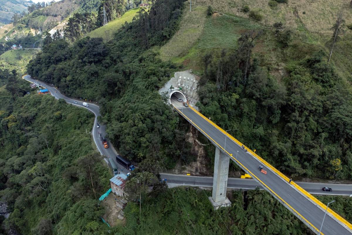 El funcionamiento de la carretera agiliza la circulación de vehículos que se desplazan desde el sur hacia el centro del país. Foto: Getty.