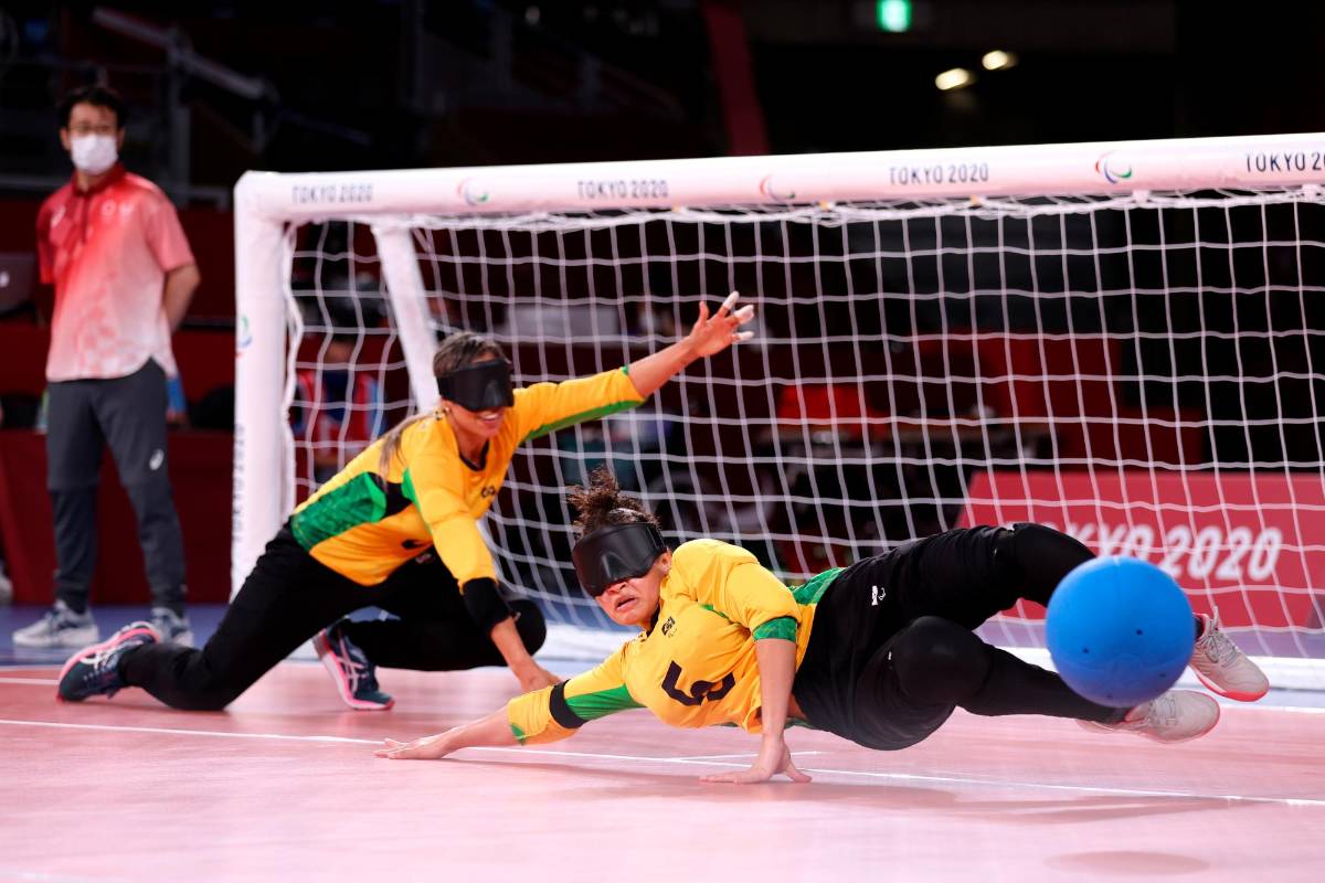 Monzia de Lima de Brasil protege la portería durante el partido de grupo de la ronda preliminar femenina de Goalball entre el equipo de Brasil y el equipo de EE. UU. Foto: Getty