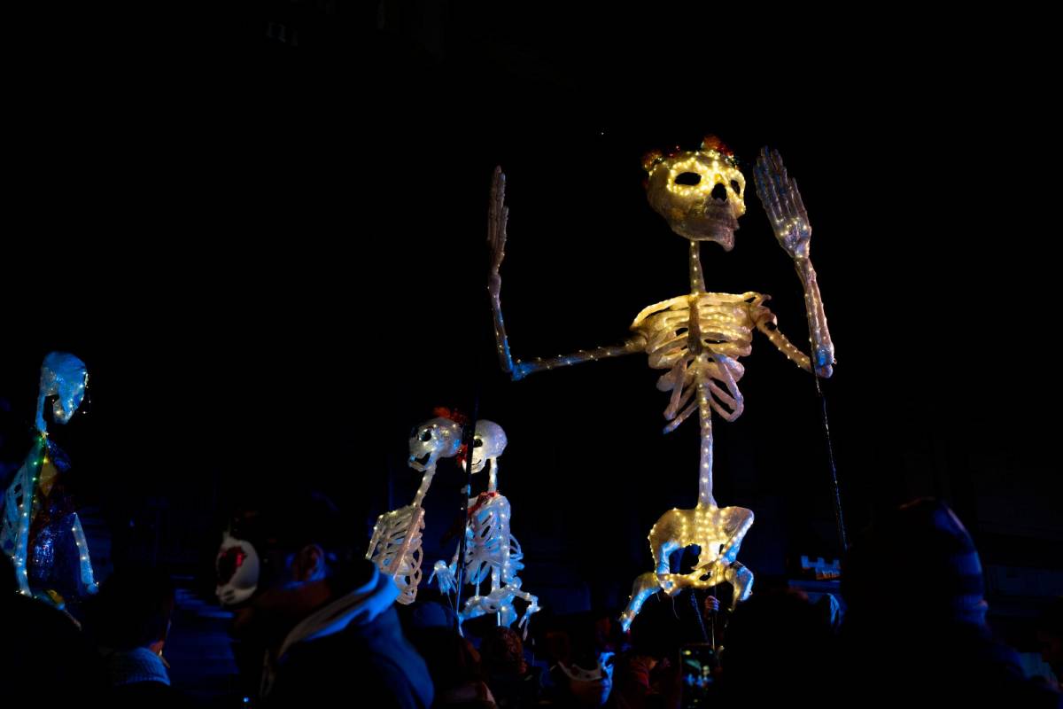 La película “Coco”, de los estudios Disney y en la que se escenifica el Día de Muertos, hizo aún más famosa la festividad en todo el mundo. Este festejo es en Bruselas. FOTO Getty