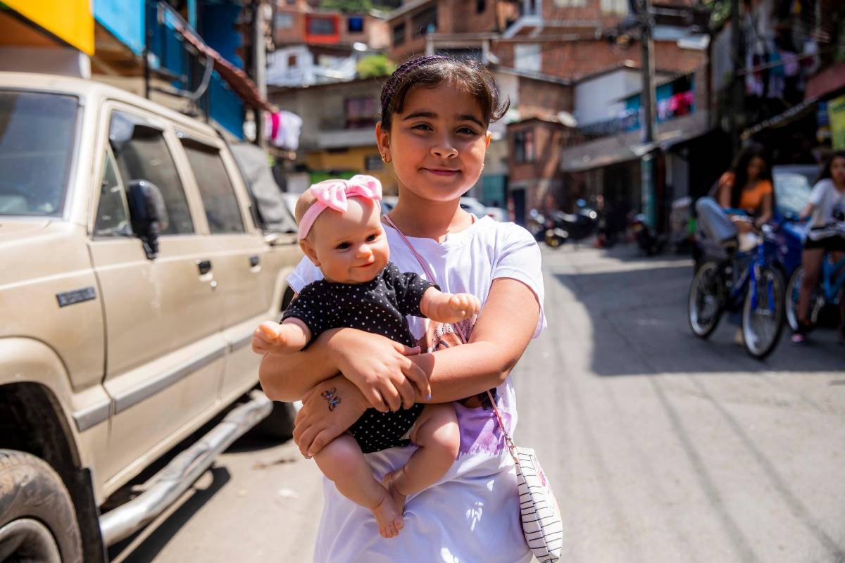 Algunas niñas mostraron con alegría las tradicionales muñecas que les regalaron en la noche de Navidad. Foto: Carlos Velásquez