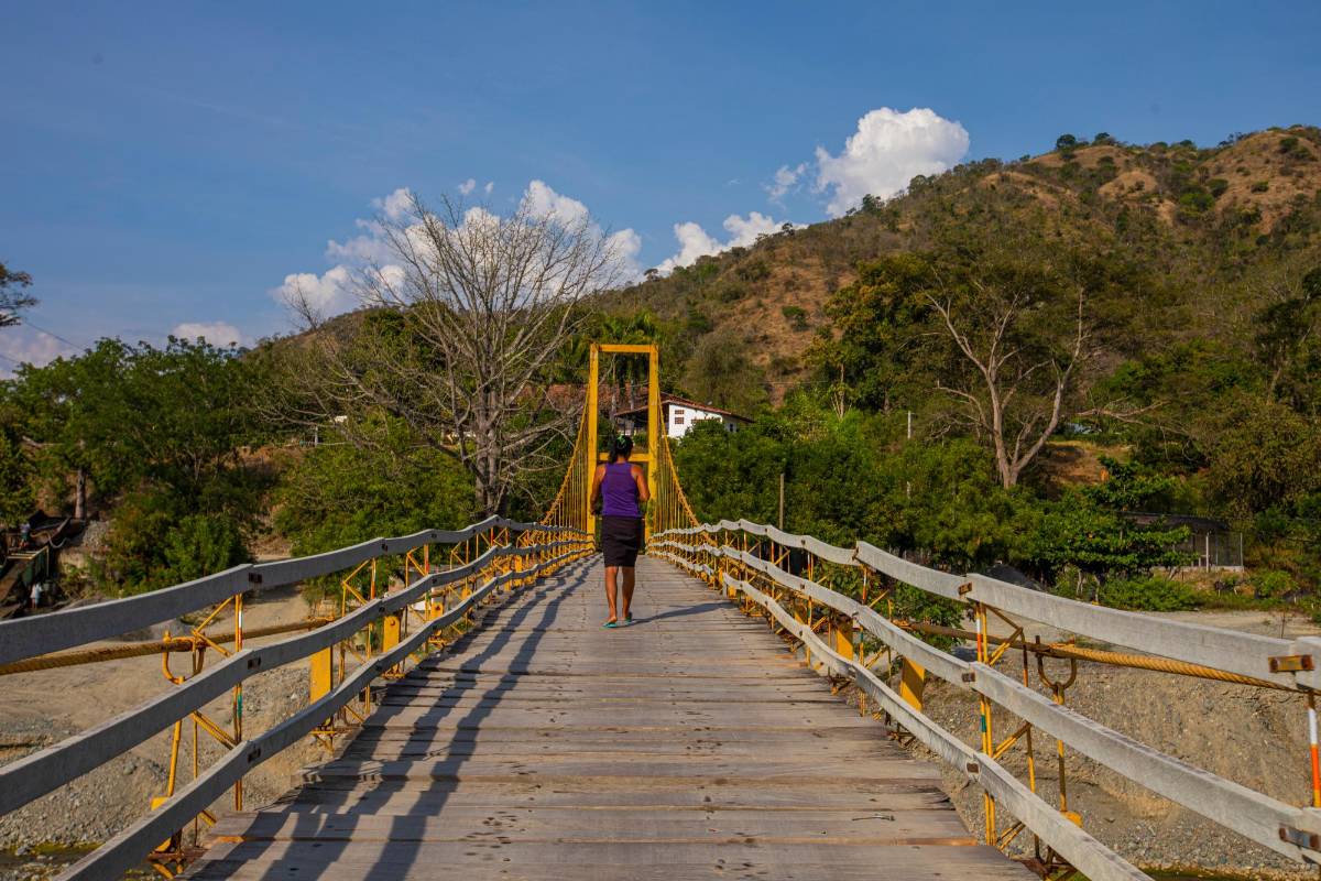 El acceso al corregimiento es justo antes de cruzar el puente que da la bienvenida a Santa Fé de Antioquia FOTO CARLOS VELÁSQUEZ