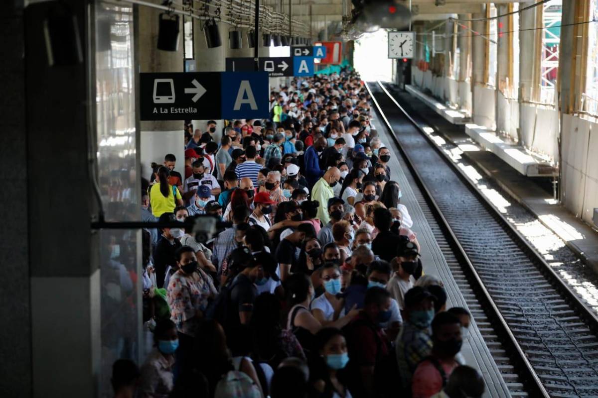 Personal del Metro de Medellín evalúan el estado de la vía férrea para determinar las acciones que deben tomar. Foto: Camilo Suárez