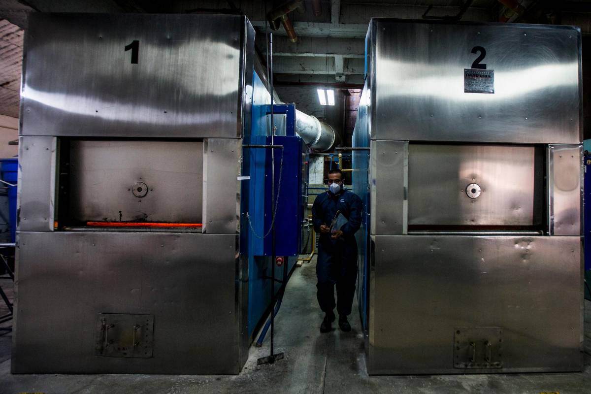 Los hornos crematorios del cementerio de Campos de Paz se encuentra trabajando 24 horas diarias por el alto flujo de fallecidos por covid y por otras enfermedades naturales. Foto Julio César Herrera