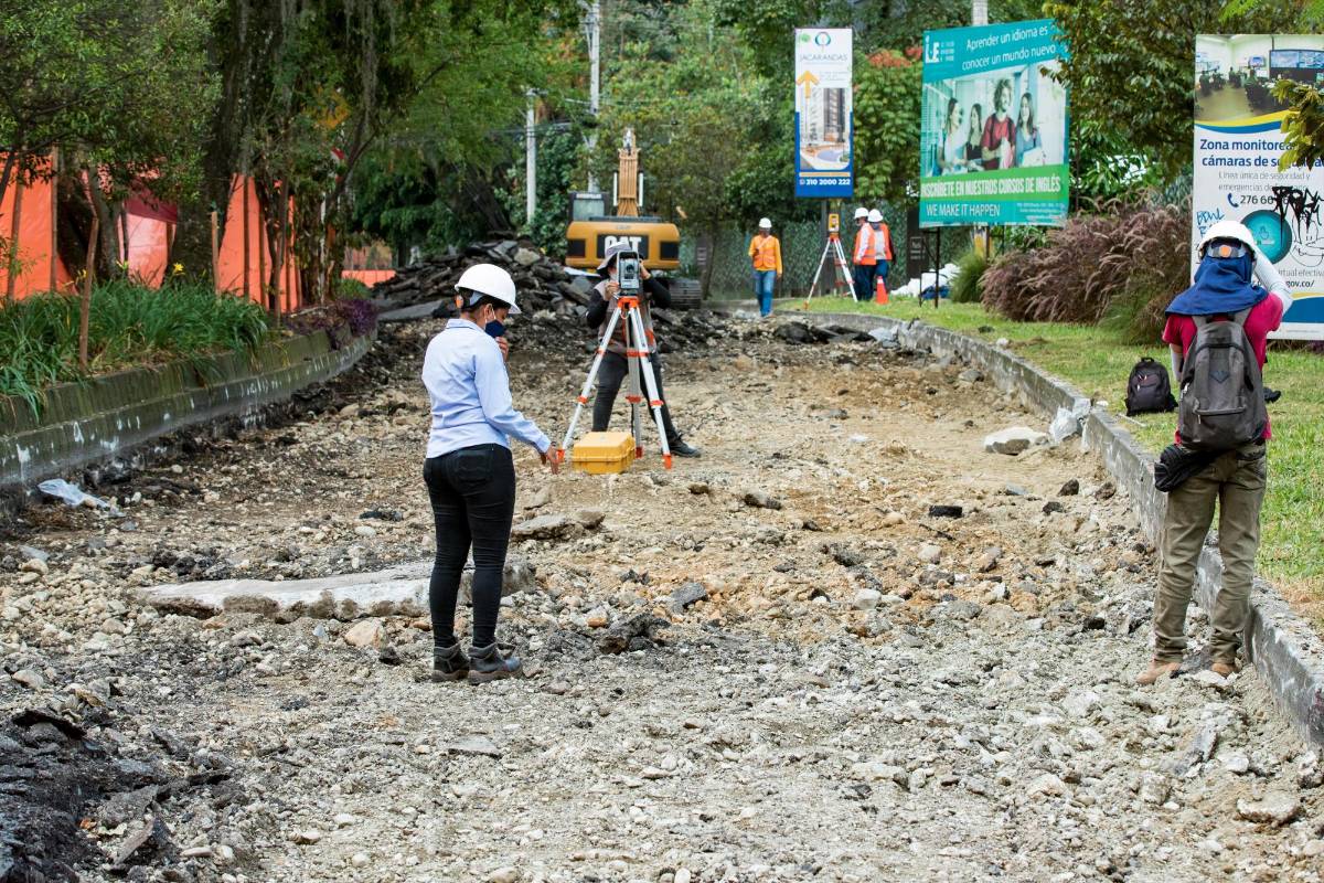 Así avanzaban los trabajos de las obras del metroplús en la avenida del Poblado, sector Túnel Verde. FOTO; Jaime Pérez