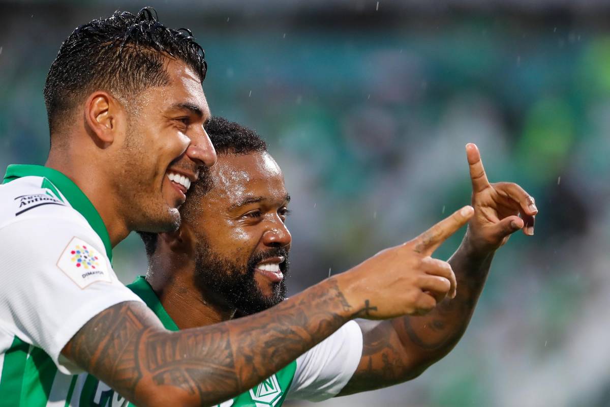 Jéfferson Duque y Dorlan Pabón celebran la victoria parcial del verde ante Bucaramanga. Foto: MANUEL SALDARRIAGA QUINTERO.