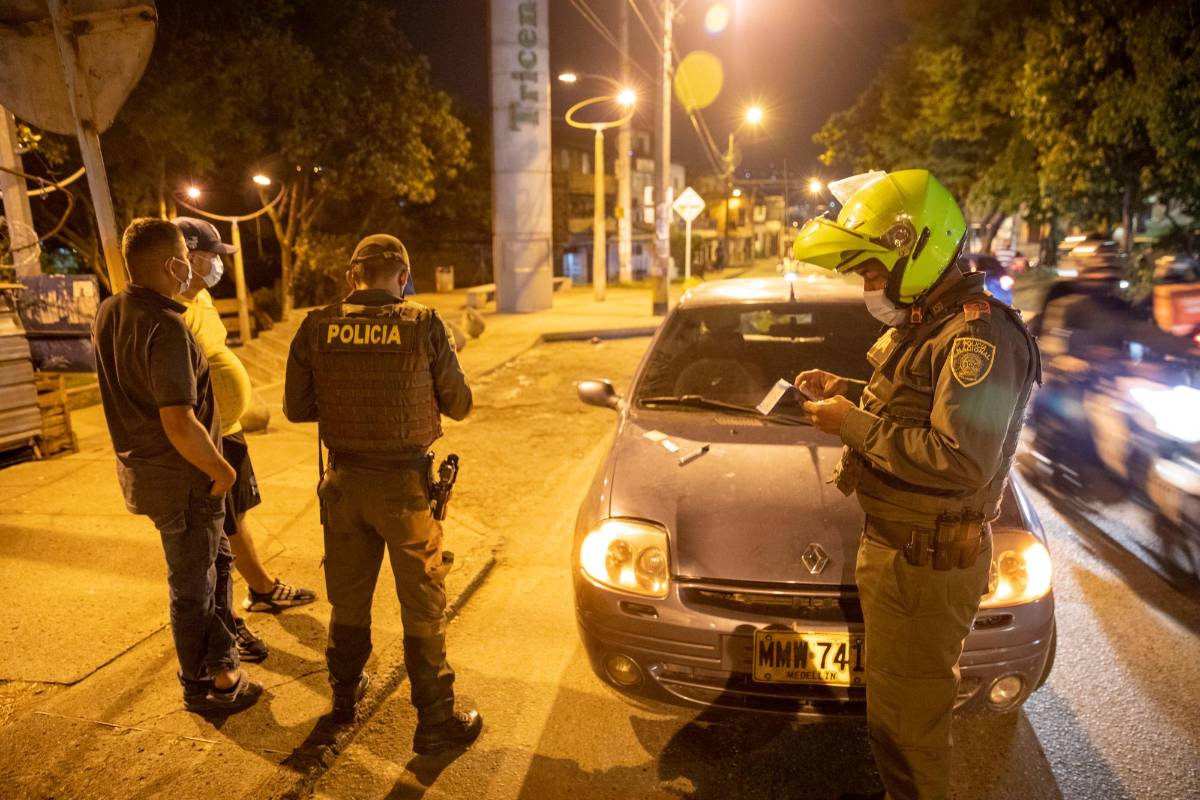 Más de 1.000 personas recibieron su comparendo por estar afuera sin una buena justificación en el Valle de Aburrá. FOTO: EDWIN BUSTAMANTE
