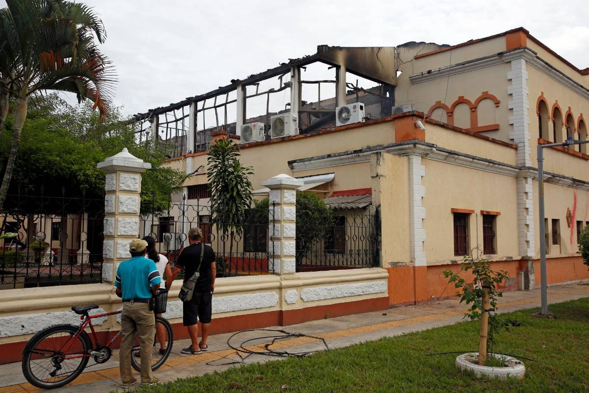 Después de una jornada de protestas en Tuluá se presentaron fuertes disturbios y violencia. Foto EFE