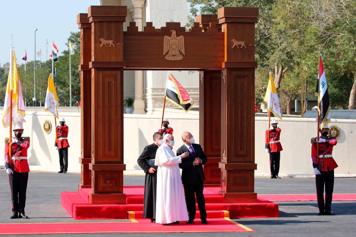 Su primer acto oficial fue la reunión con el presidente del país, el kurdo Barham Saleh, y el discurso que pronunciará en el palacio presidencial ante las autoridades y miembros del cuerpo diplomático. Foto: Efe