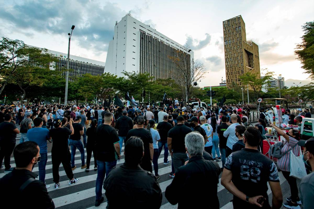 Bloqueada quedo la calle San Juan por las protestas. FOTO: Jaime Pérez