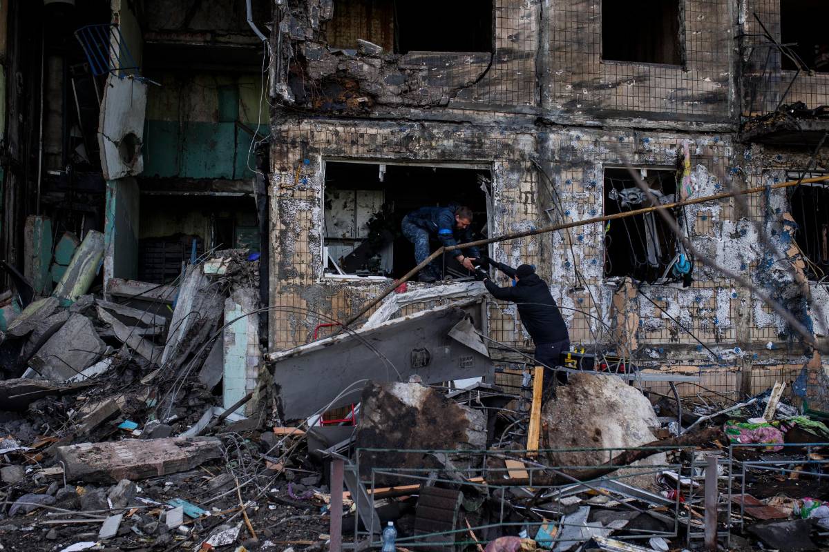 Al menos dos personas murieron hoy martes por la mañana en ataques contra zonas residenciales de Kiev Foto Getty