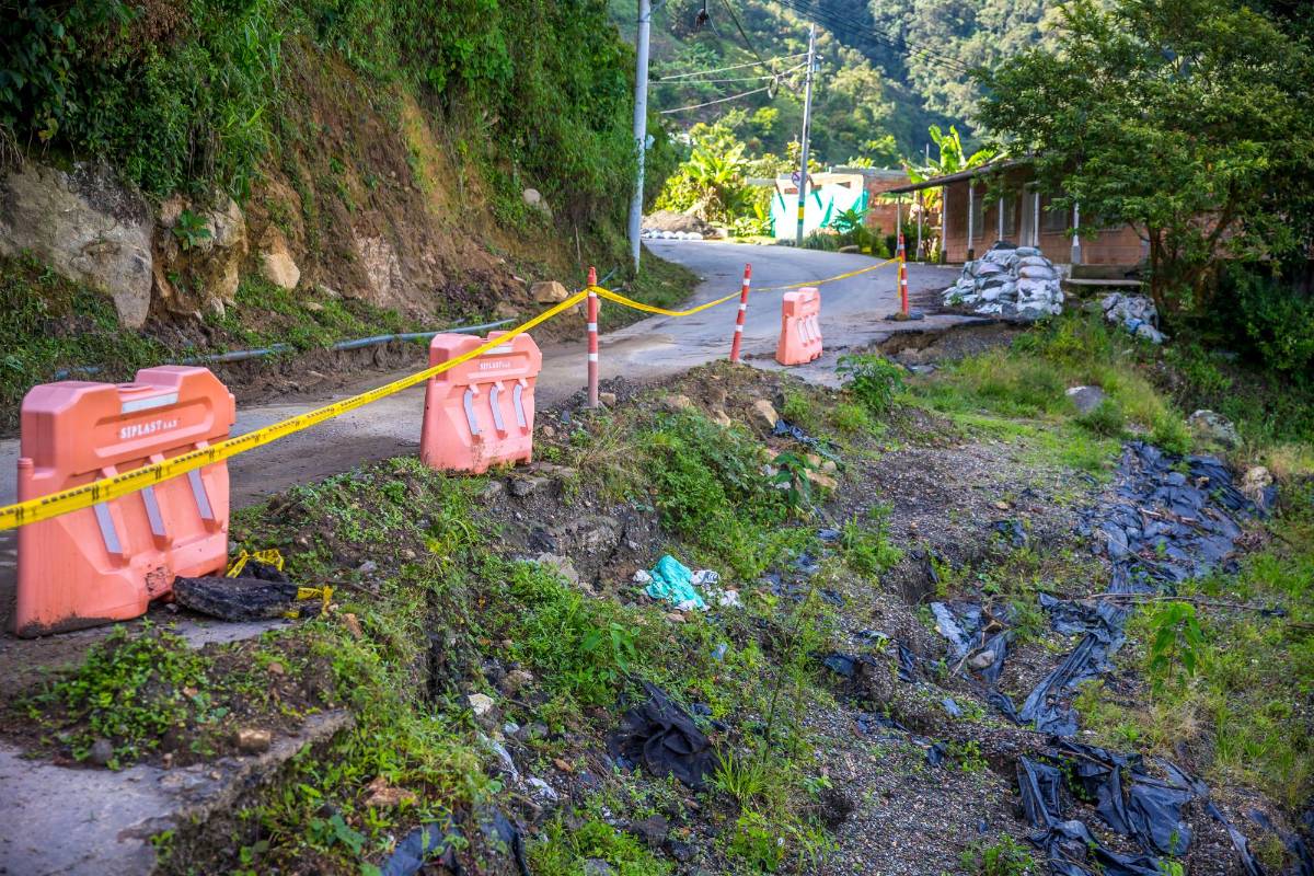 Algunos tramos están cediendo y se corre el riesgo de que la vía desaparezca por completo. Foto Juan Antonio Sánchez Ocampo