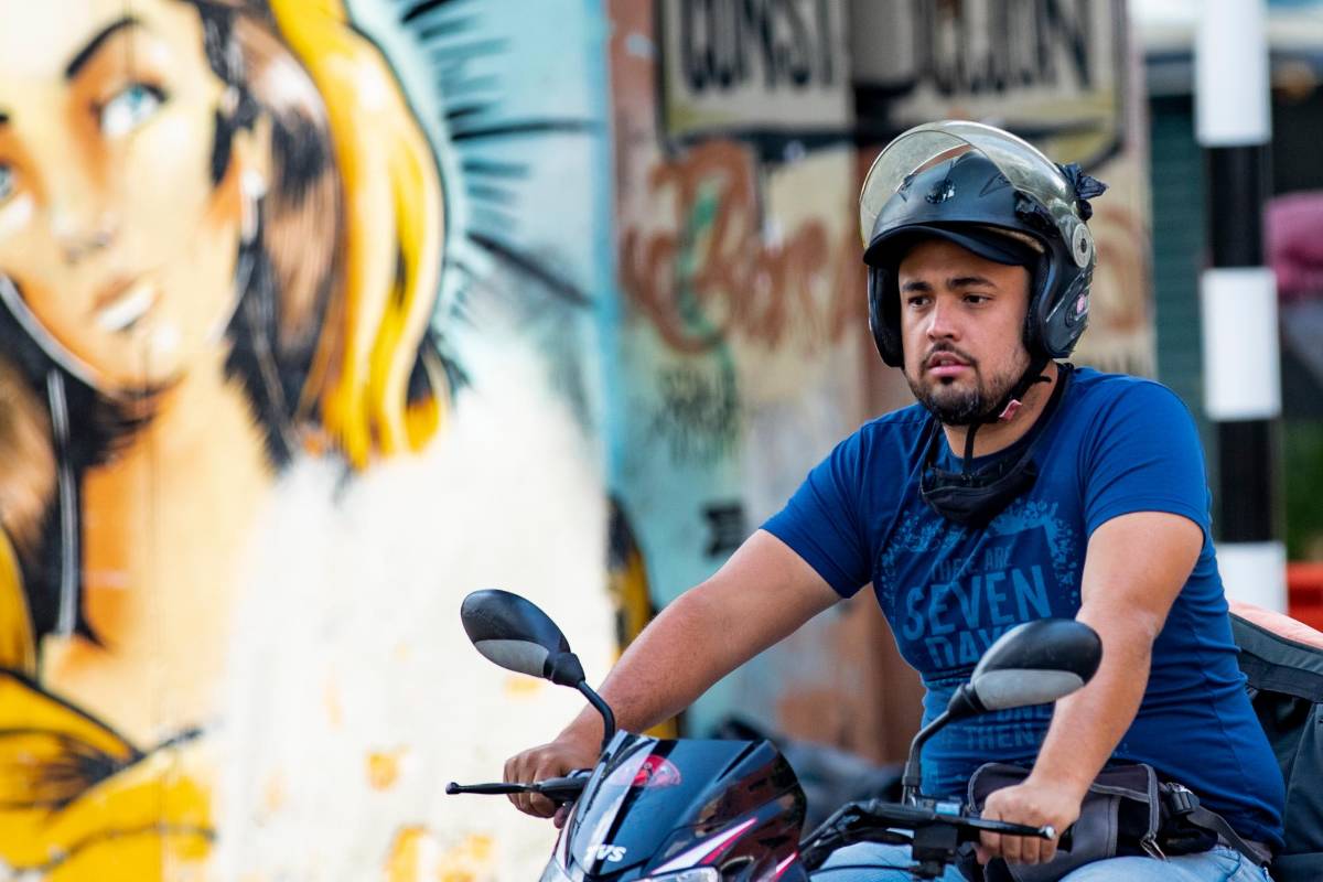 Si se trata de cascos abatibles, que tienen una cubierta que se levanta, siempre la deben llevar sellada para proteger a la persona ante cualquier accidente. Foto: Jaime Pérez