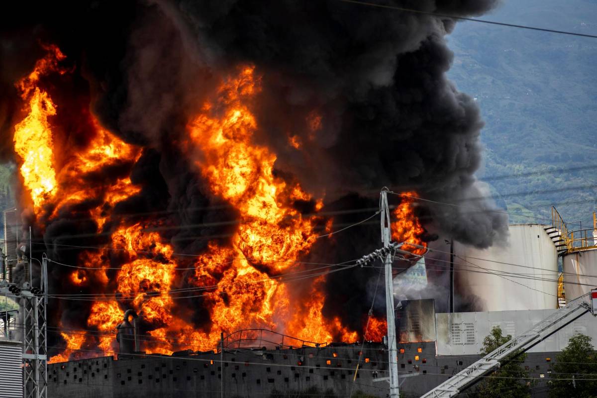 Las imágenes se aprecian la magnitud de las llamas y la colosal humareda provocada en el sector de la conflagración. Foto: Jaime Pérez.