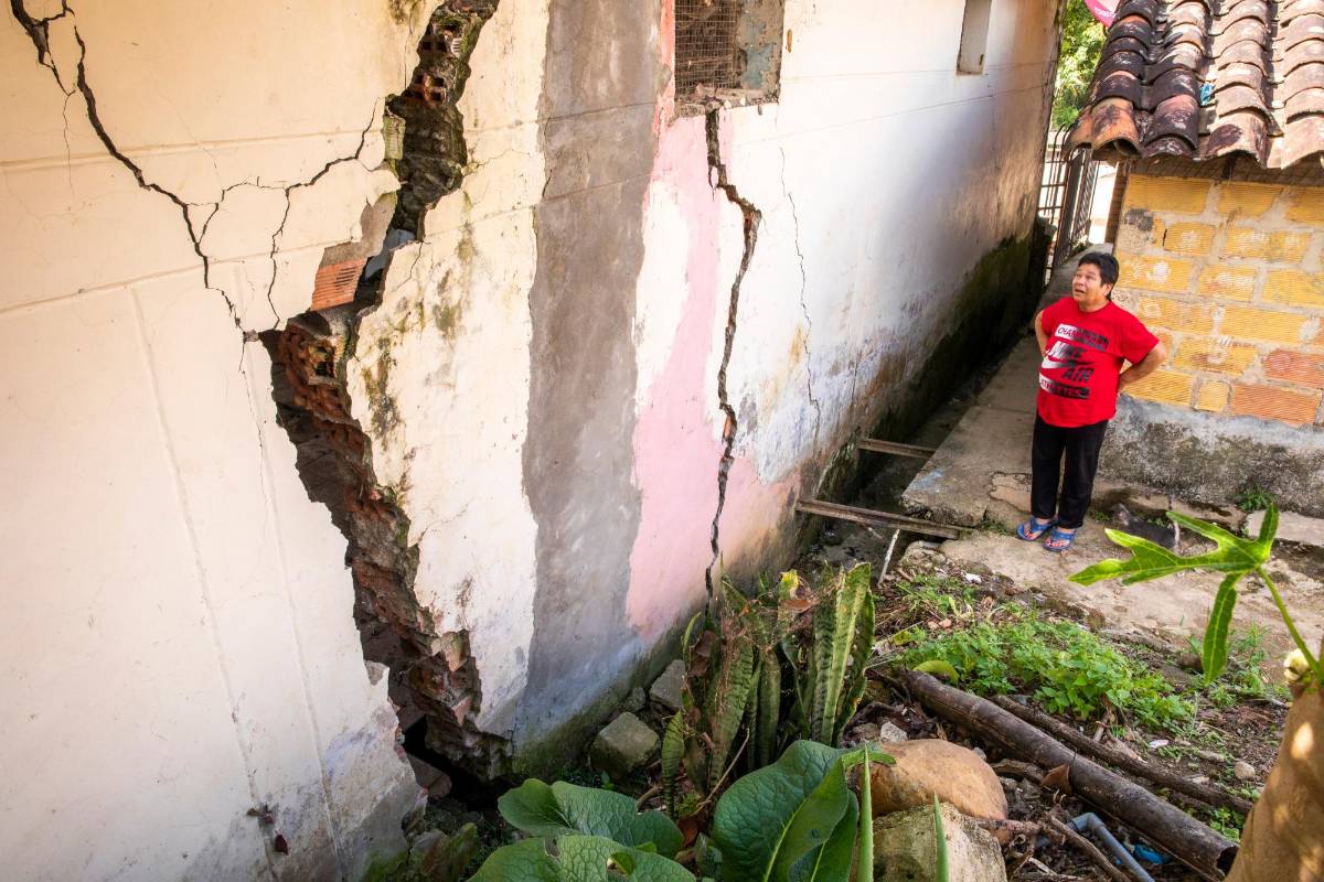 Hoy, grandes grietas surcan sus paredes, suelos y techos venidos a menos en sus 87 años de historia, que se agravaron en los últimos dos años. Foto: Carlos Velásquez