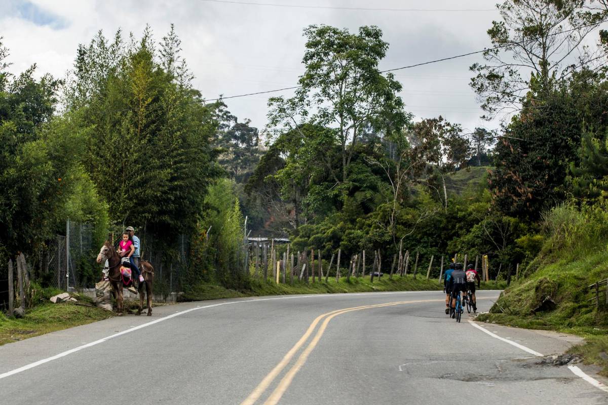 Este importante eje vial de Colombia, permanece cerrado, afectando la movilidad y el comercio de la zona. FOTO: JULIO CÉSAR HERRERA