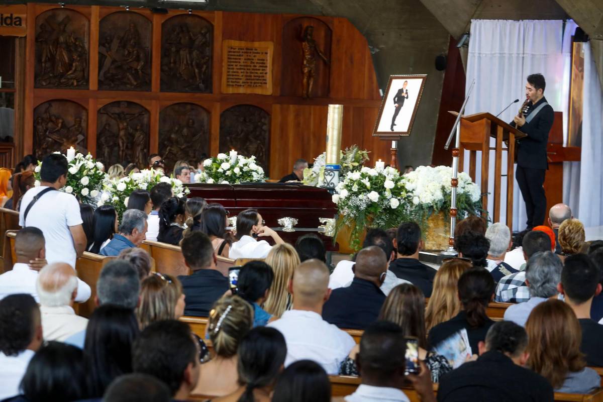 Familiares y amigos del fallecido cantante de 71 años se reunieron en la iglesia de Santa Gema para despedirlo. FOTO: MANUEL SALDARRIAGA QUINTERO.