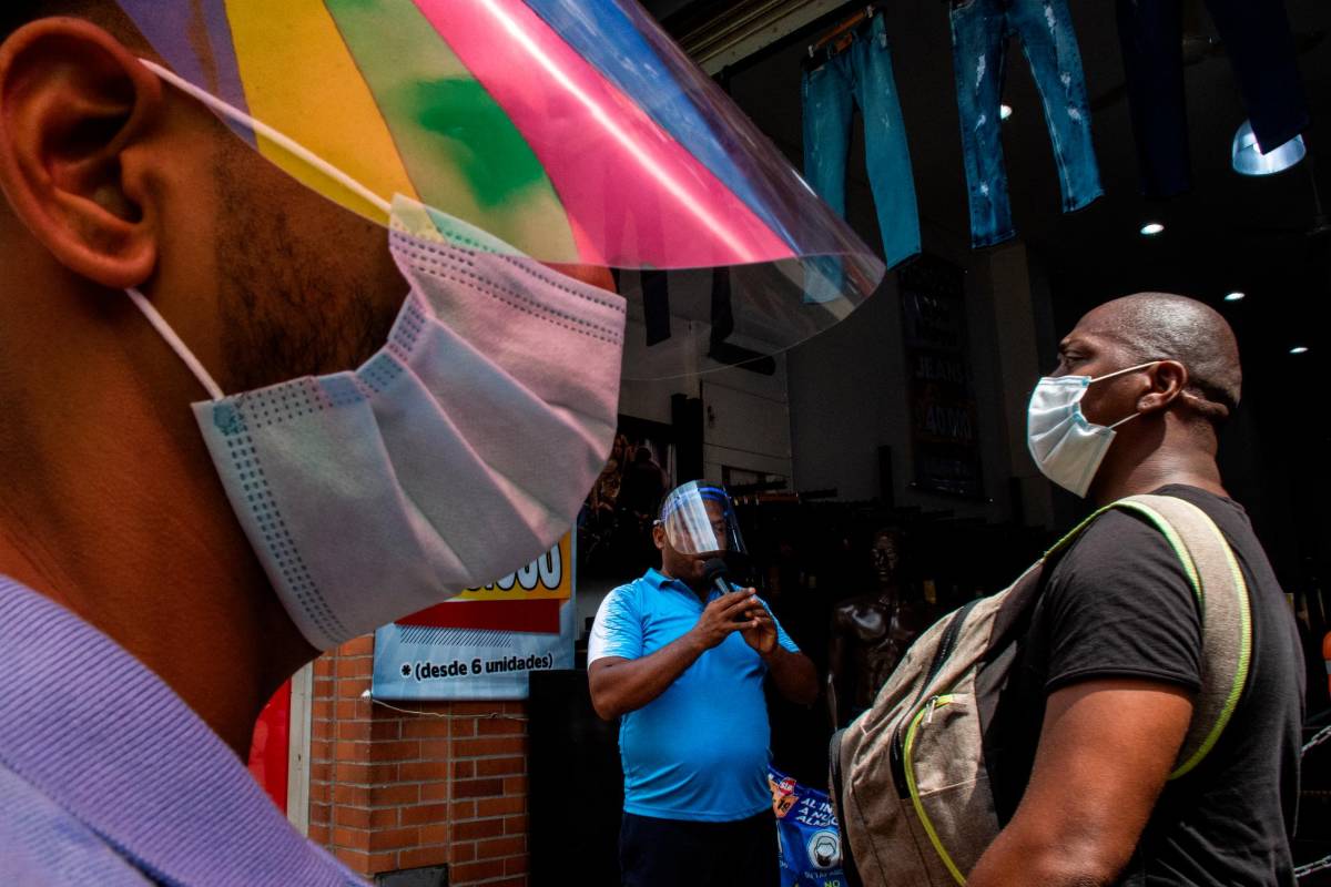 Un locutor promociona los descuentos de una tienda de ropa ubicada en el centro de Cali, sobre la carrera 6 entre calles 14 y 15. Foto: Jaír Coll
