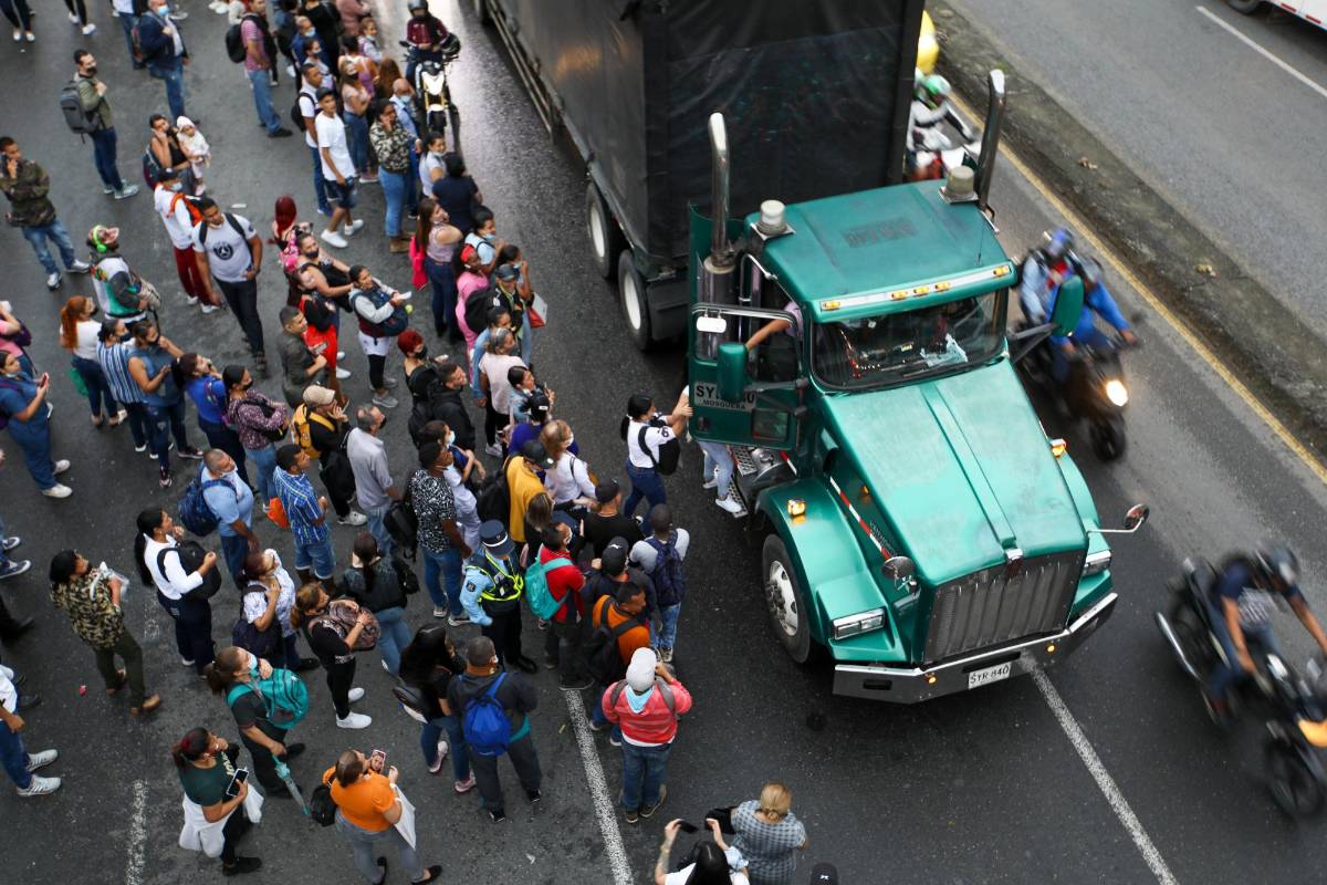 El panorama es complejo para las personas tratando de coger un medio de transporte para llegar a su destino. Foto: Edwin Bustamante