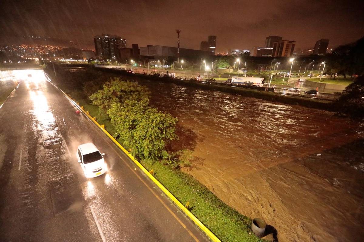 El río se desbordó a la altura de la calle 33, por la salida de Parques del Río, en la Autopista Sur. Foto: Carlos Velásquez