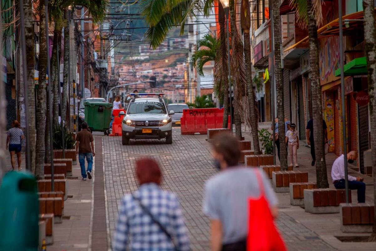 Así se veían los espacios públicos al caer la tarde por completo. FOTO: CARLOS VELÁSQUEZ.