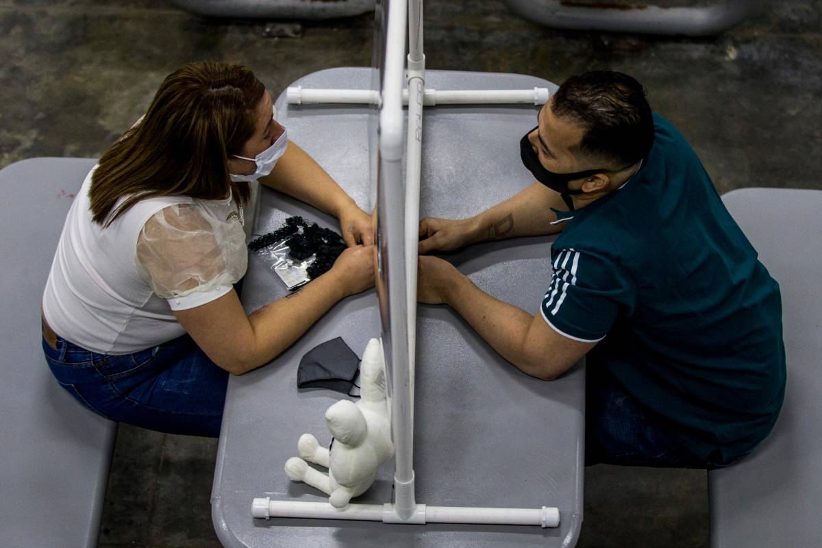 El único contacto que tienen los internos con sus allegados es debajo de los vinilos que funcionan como separadores. FOTO: Julio César Herrera