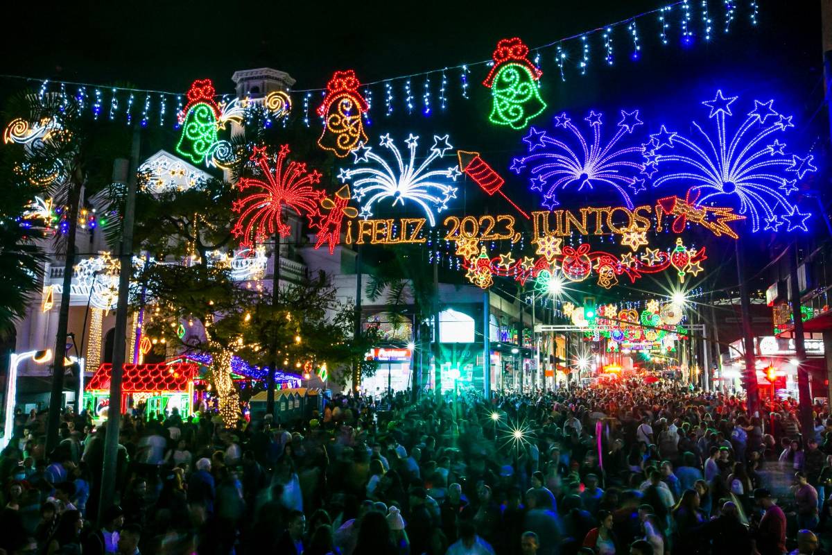Con grandes letreros esparcidos e iluminados por las vías de Envigado que dice “¡FELIZ 2023, JUNTOS!, el municipio al sur del Valle de Aburrá se anticipó a festejar las fiestas de fin del año Foto: Esneyder Gutiérrez Cardona