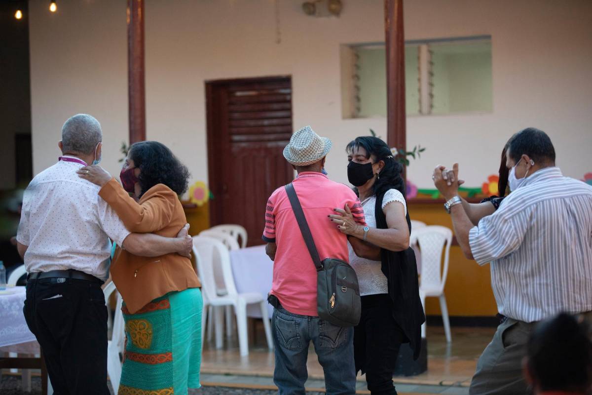 Algunos invitados del hogar disfrutan con un baile el matrimonio de Berta Tulía Posada y Héctor de Jesús Hernández. Foto: Camilo Suárez.
