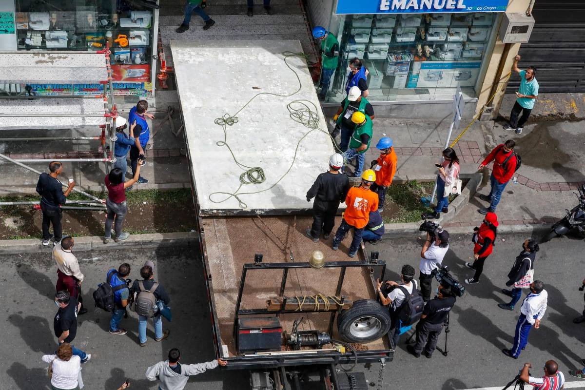 La obra fue sacada del centro comercial con mucho cuidado por los operarios. Foto: Manuel Saldarriaga Quintero.