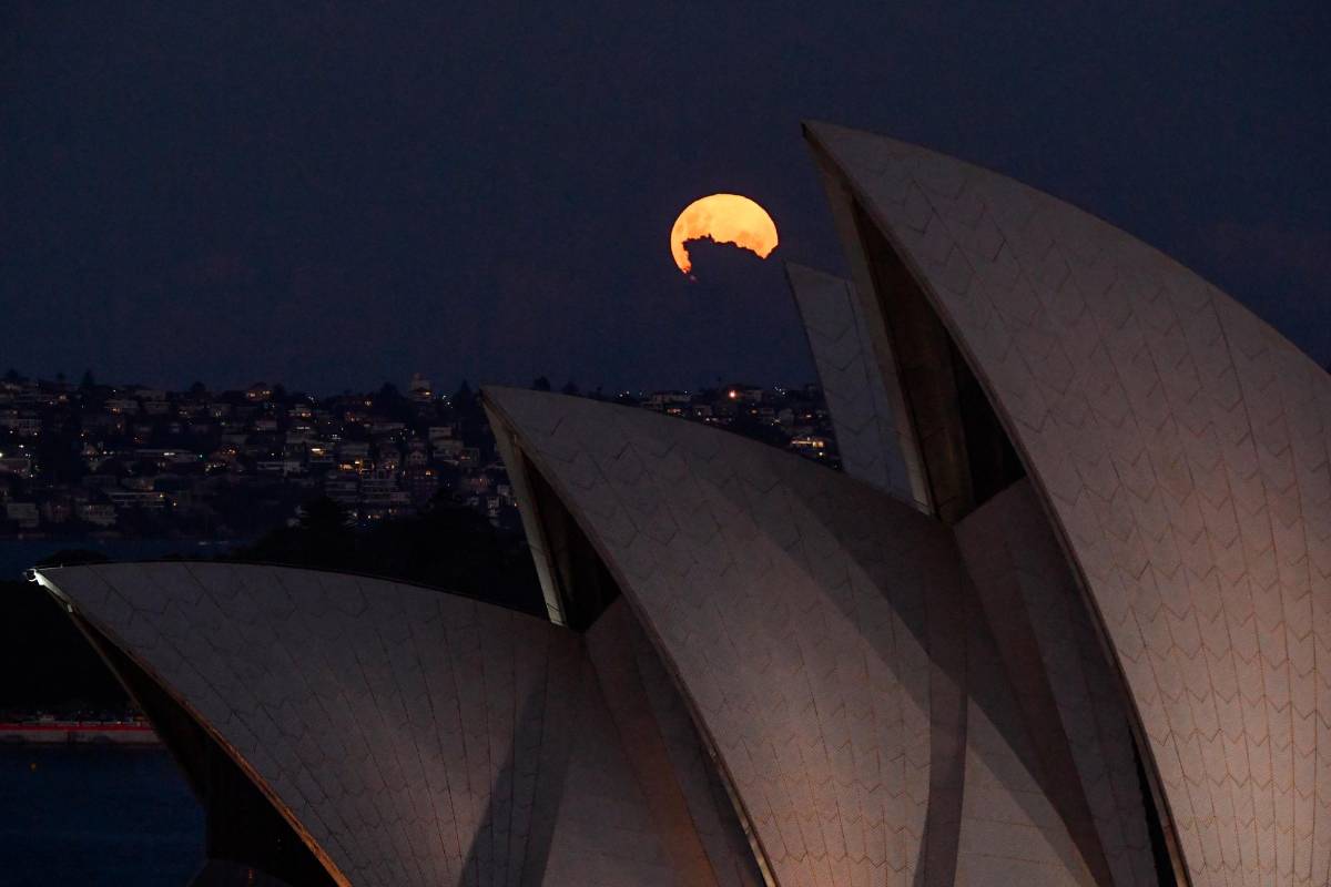 El término superluna fue acuñado por Richard Nolle en 1979 y se refiere a una Luna nueva o llena que ocurre cuando la Luna está dentro del 90% del perigeo, su aproximación más cercana a la Tierra. Foto EFE