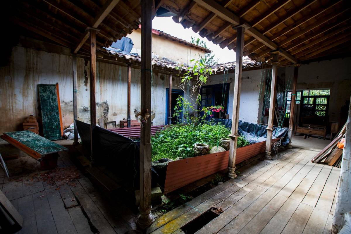 La casa tuvo que ser deshabilitada por un concepto técnico que determinó riesgos de colapso. Lleva una década deteriorándose. FOTO: JULIO CÉSAR HERRERA
