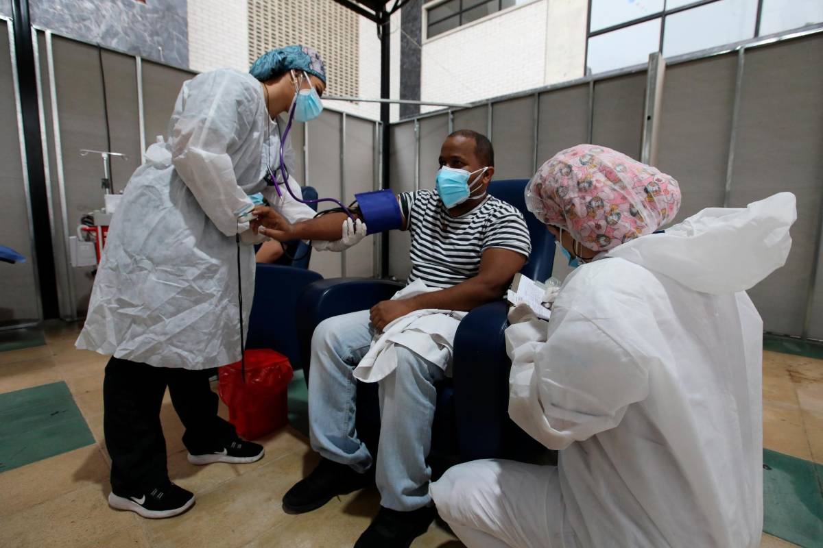 Es necesario seguir el proceso de observación posterior a la vacuna por parte del personal médico. Foto: Edwin Bustamante