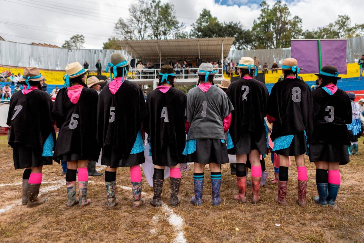 Campesinas Boyacenses juegan partido de fútbol con ruana y botas. Foto: Getty