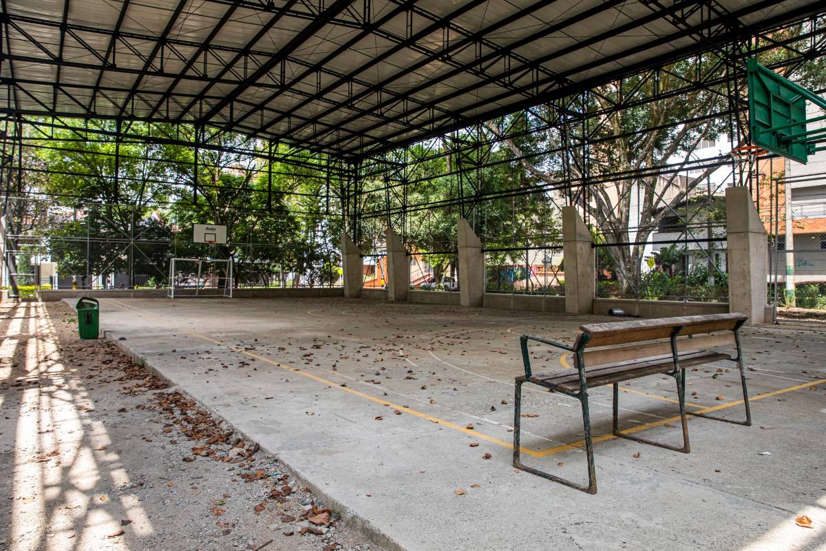 La Cancha Cuatro vientos con su zona aledaña es un sitio clave para la actividad deportiva y recreativa en el barrio Los Colores. Foto: Carlos Velásquez
