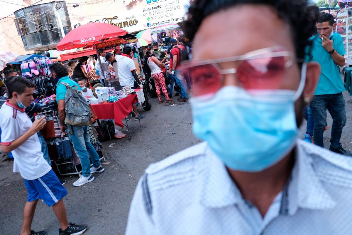 Después del toque de queda en Cúcuta, las personas salen a la calle 10 ente Av. 7 y 6 en el centro de Cúcuta a comprar masivamente el 28 de diciembre. Foto: Ferley Ospina